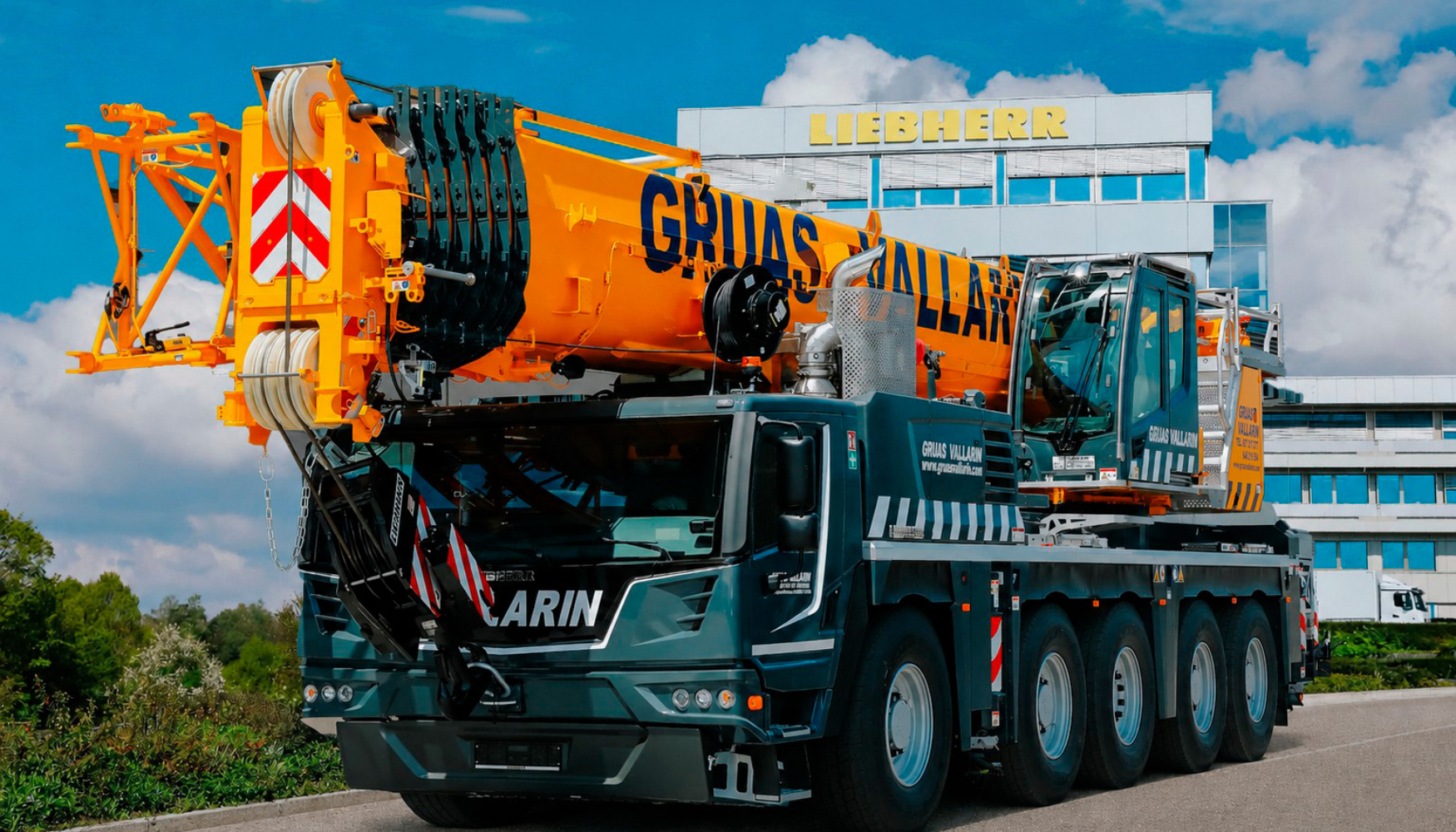 Gr�as Vallar�n ha dado un importante paso al frente en la modernizaci�n de su flota al incorporar la gr�a m�vil Liebherr LTM 1150-5...