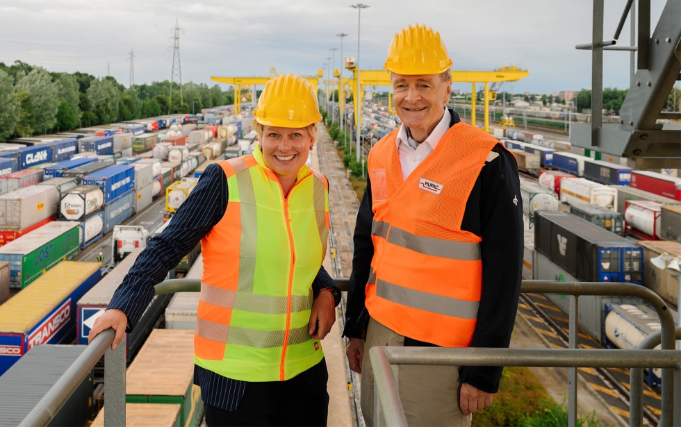 Britta Weber junto a Hans-J�rg Bertschi, presidente del Consejo de Administraci�n de Hupac