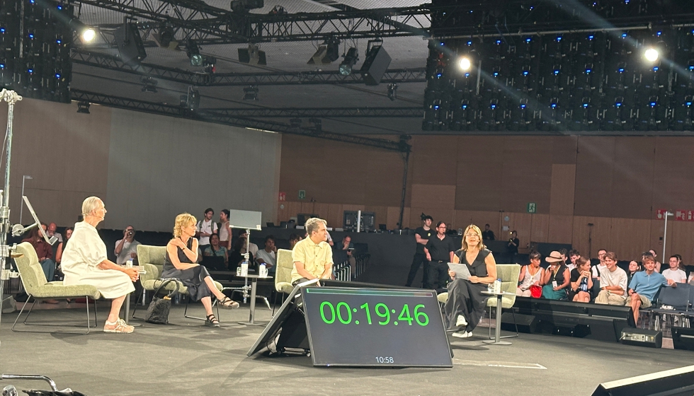 Petra Blaisse y Andr�s Jarque durante su sesi�n magistral en el escenario principal del Congreso UIA