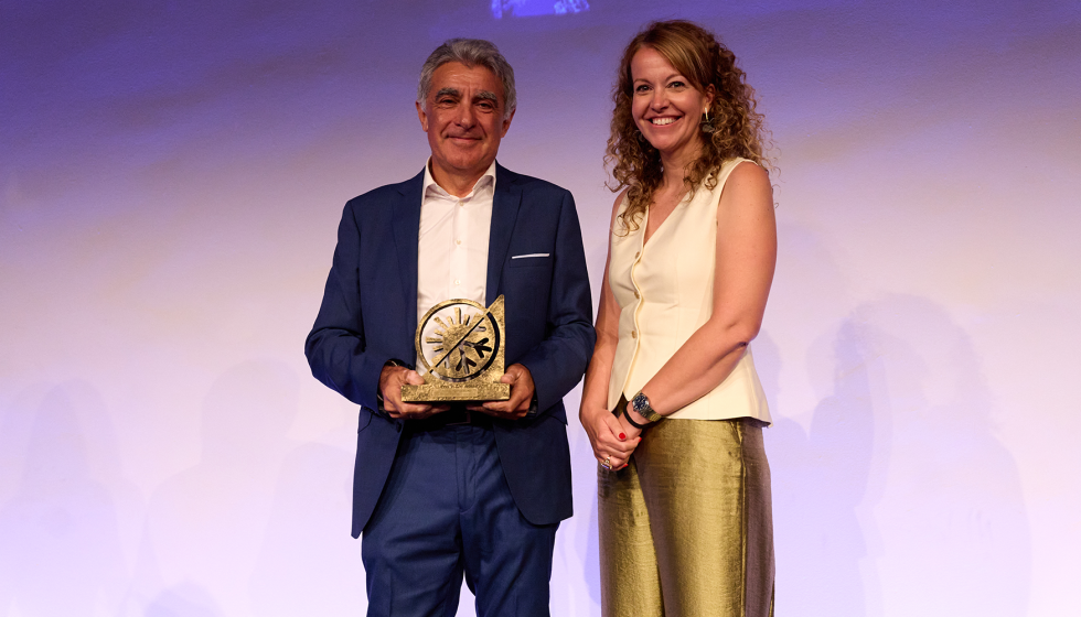 Marisol Fern�ndez, directora de Marketing de Daikin Espa�a entrega el Reconocimiento al mejor Proyecto de rehabilitaci�n a Salvador Ant�n...