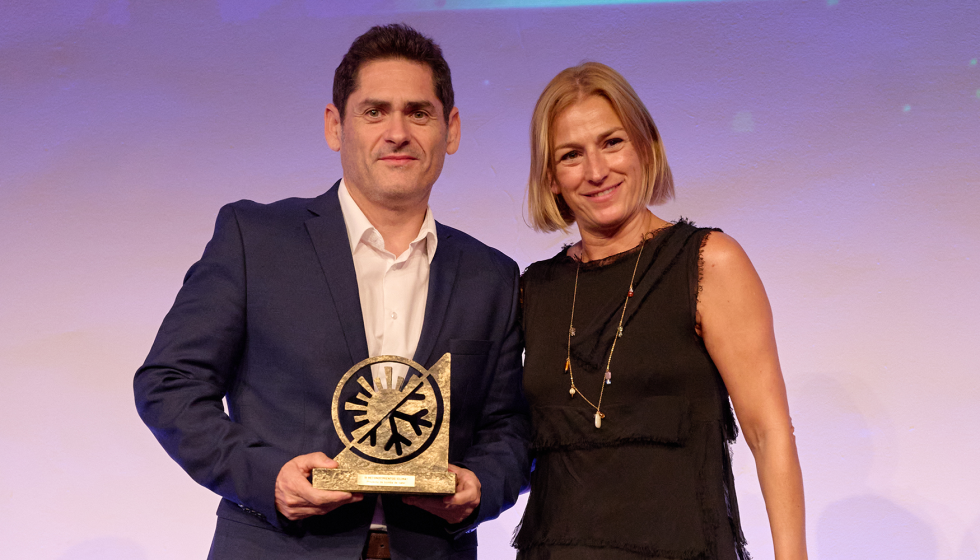 Clara Mart�nez, directora comercial del Canal Instalador de Eurofred entreg� el Reconocimiento al mejor proyecto de bomba de calor a Joan Marc Roig...