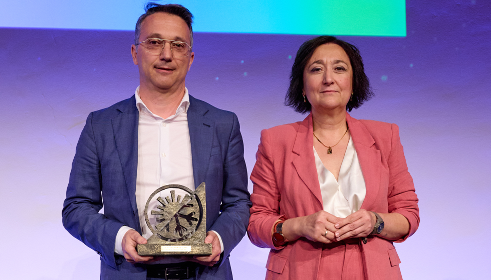 Ana Mar�a Garc�a, directora general de Carrier Ib�rica entreg� el Reconocimientos a la mejor iniciativa instaladora del a�o a Gabriel Uria...