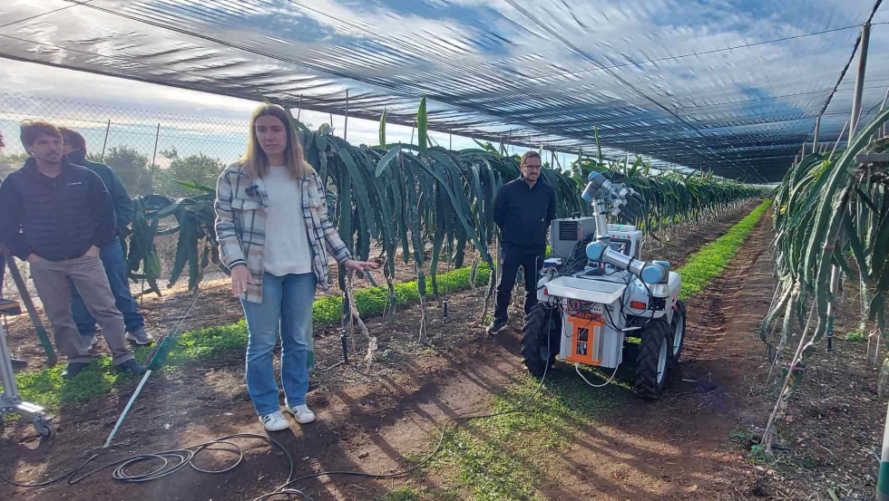 Responsables del proyecto muestran el funcionamiento del robot sobre el terreno