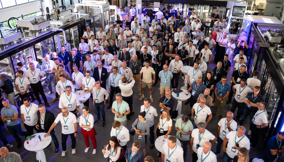 Asistentes a los Packaging Dialogue Days Europe recorren el nuevo Customer Innovation Center de Kiefel...
