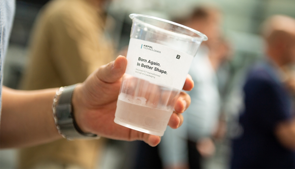 Vaso termoformado fabricado con PET reciclado, uno de los ejemplos de aplicaciones de econom�a circular presentados por Kiefel durante el encuentro...