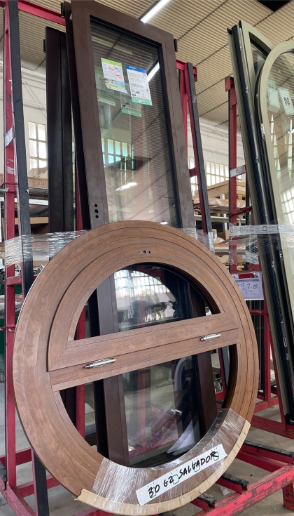�rea de ventanas en curva de aluminio