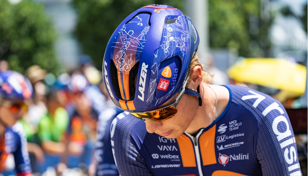 Los corredores del Team Picnic PostNL utilizaron cascos personalizados con el dise�o ganador del concurso Bike Bus Accelerator...