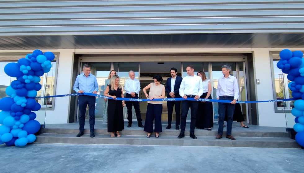 Corte de cinta durante la inauguraci�n de las nuevas oficinas centrales de Sonepar Espa�a