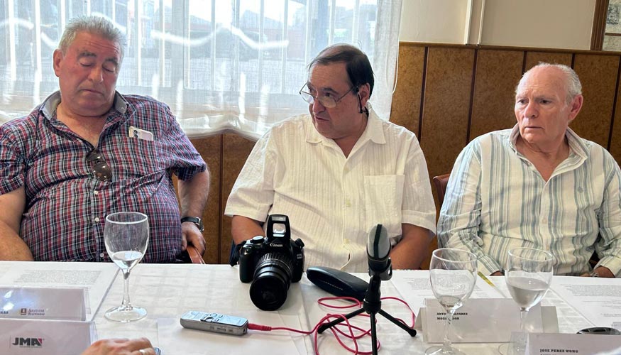 Antonio �lvarez (centro) moder� el debate. A la izq. �ngel Sanz y a la dcha. Paco Guill�n