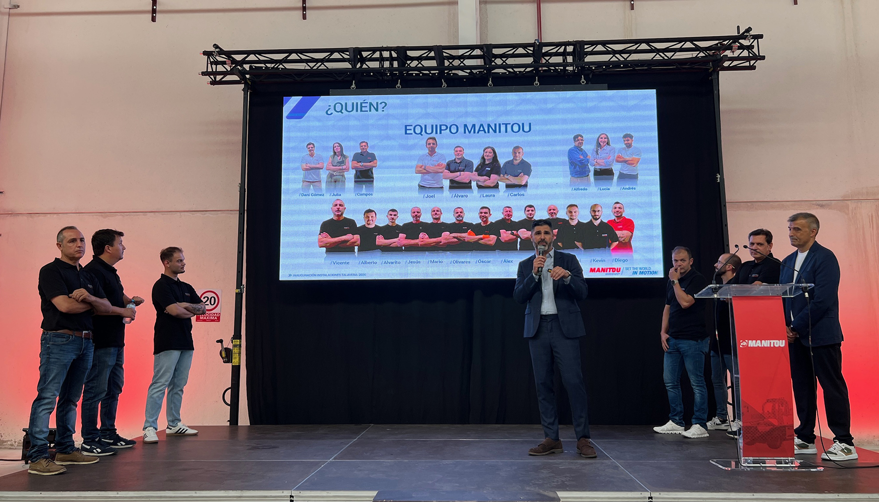 Elehazar Mar�n junto al equipo de Manitou Center