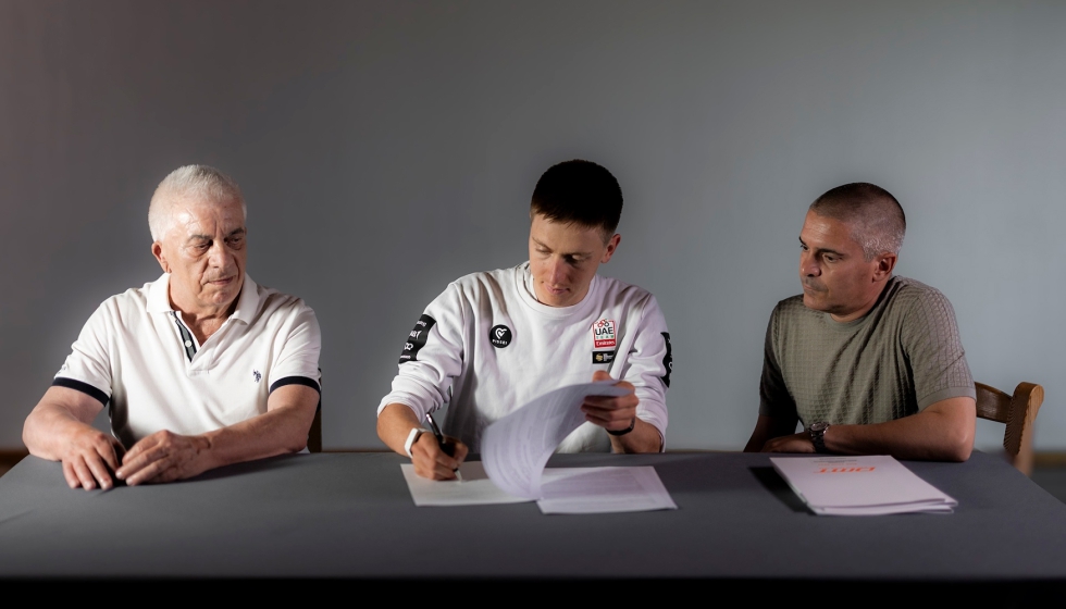 Tadej Pogačar firma el acuerdo vitalicio con DMT junto a Federico y Philippe Zecchetto