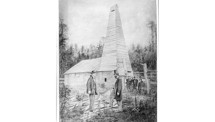 Edwin L. Drake, a la derecha, junto al Drake Well, en Titusville, Pensilvania, donde en 1859 se perfor� el primer pozo comercial de petr�leo...