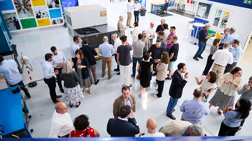 Representantes da Carrier e da Viessmann durante a inaugura��o da amplia��o da Academy de Alcal� de Henares...