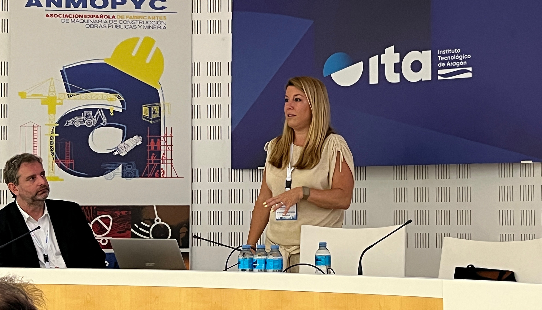 Sergio Serrano, director t�cnico de Anmopyc, y Mar�a Cristina Mart�nez-Tercero, directora jur�dica y responsable de Consultor�a Legal de Integra...