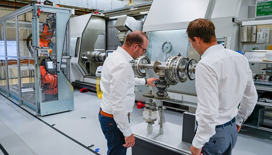 El desarrollador tecnol�gico Thomas Memmel y el representante de ventas de WFL, Andreas Lehner, en Schaeffler Aerospace