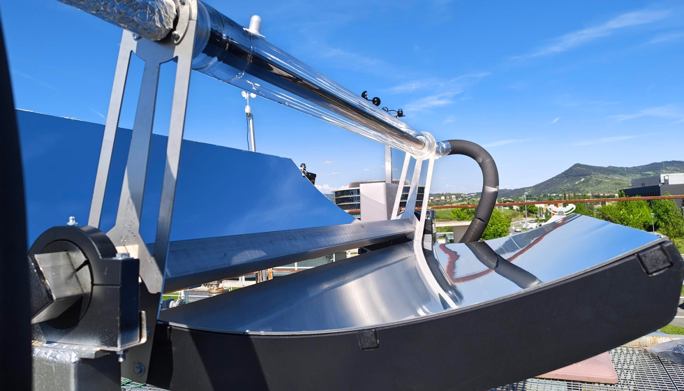 El sistema utiliza espejos parab�licos que concentran la radiaci�n solar para generar energ�a t�rmica destinada a los procesos de calentamiento de la...