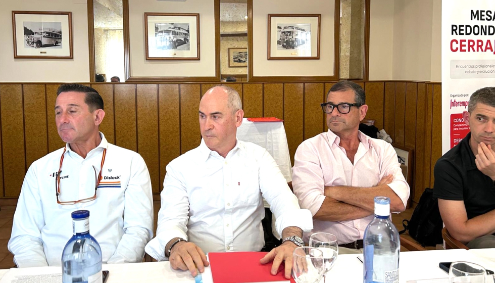Jos� Luis Garc�a Vicu�a (centro de la imagen) durante la celebraci�n de la XXXVI Mesa Redonda de Cerrajer�a
