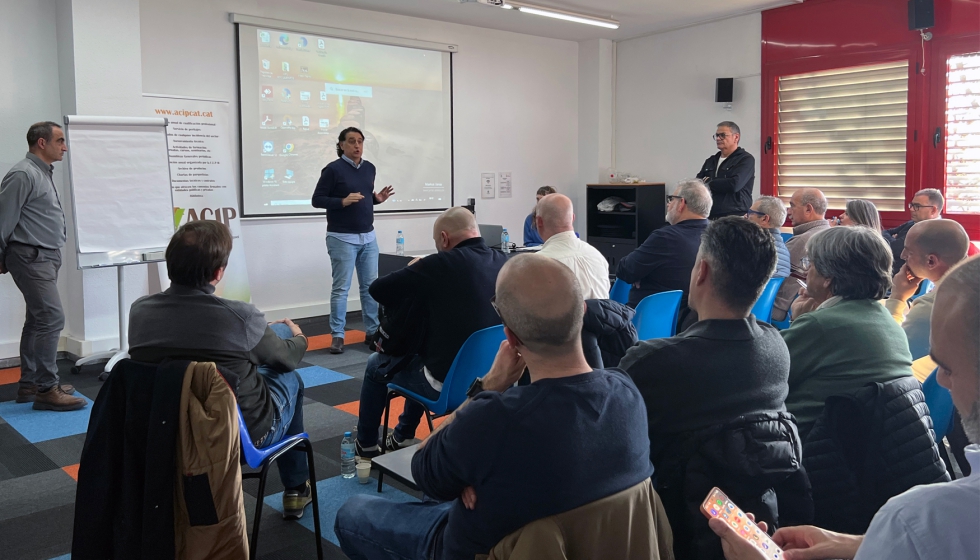 Un momento de la puesta en com�n del borrador del protocolo con los profesionales interesados en la sede de Acip