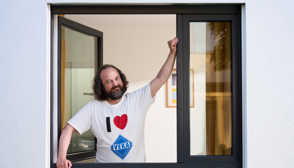 Hugo, el protagonista de la campa�a de VEKA para poner en valor las ventanas fabricadas con perfiles de PVC de la firma