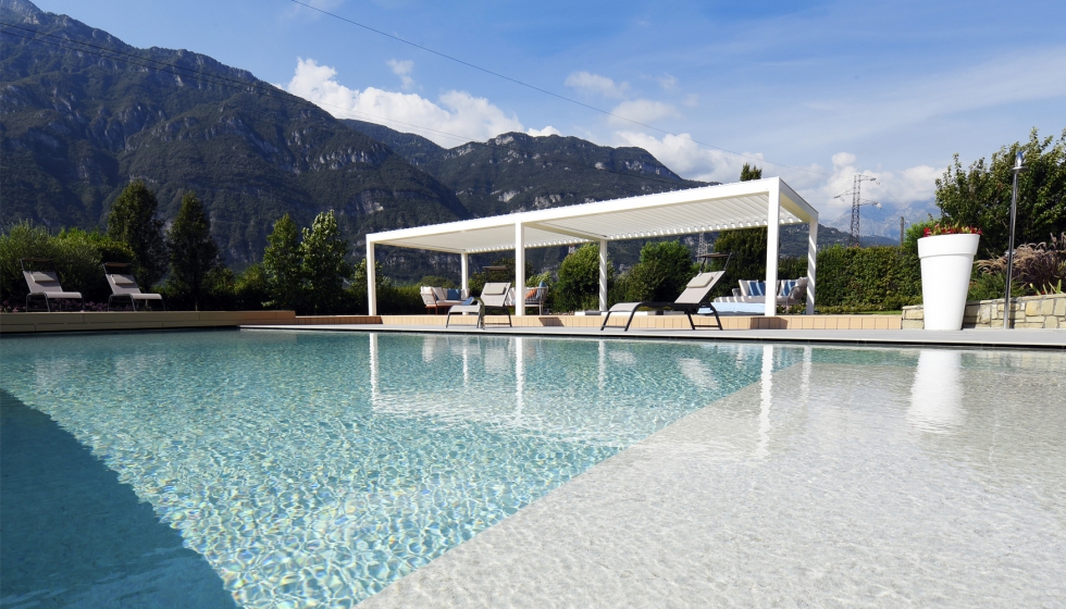 Para la p�rgola bioclim�tica empleada se opt� por el color Blanco Mate, que consigue realzar y proporcionar luminosidad a la piscina...