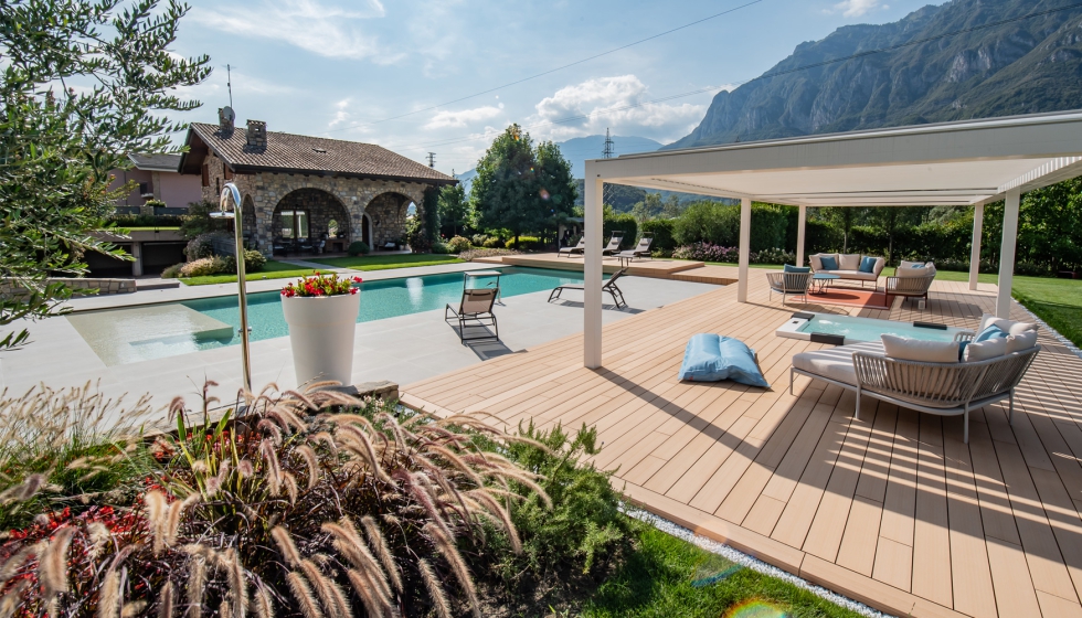 La piscina de Myrtha Pools pone en valor la zona del jard�n y crea una uni�n perfecta con las zonas de sombra firmadas por KE...