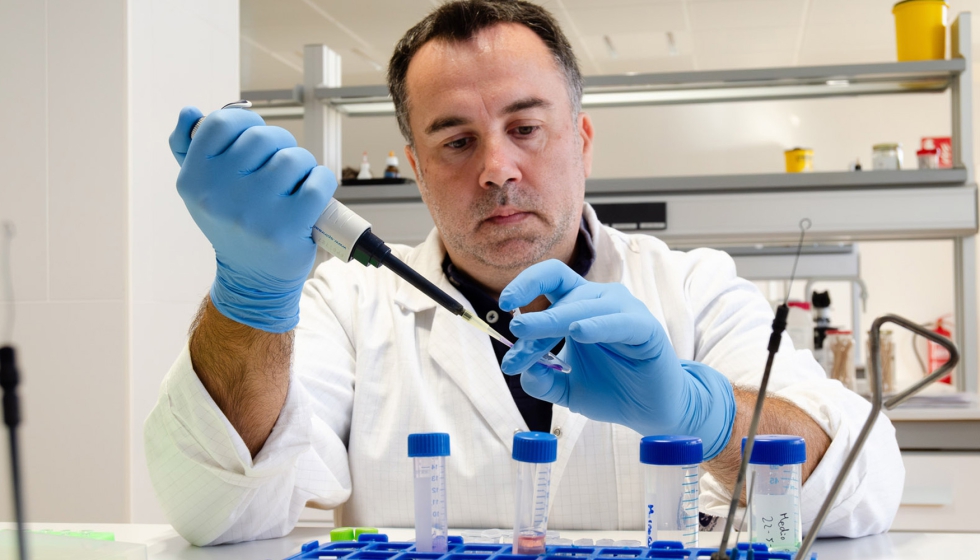 El investigador Daniel �lvarez tomando muestras