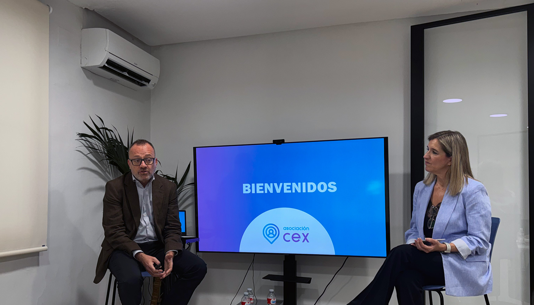 Jos� Garc�a Cruz, presidente de la Asociaci�n CEX, y Susana S�nchez, vicepresidenta de la asociaci�n...