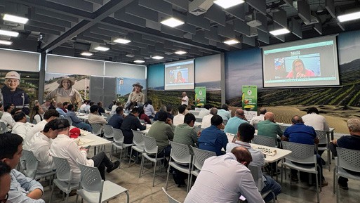 Un momento de las presentaciones realizadas en las instalaciones del packaging de Mission Produce en Per�...