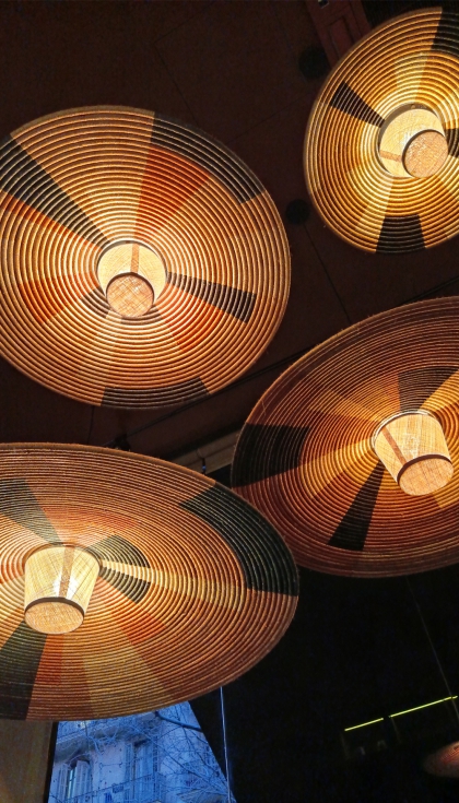 Confort lum�nico y ac�stico pueden ir de la mano. Luminarias de fibras naturales en el Bar Gal�n, dise�ado por Nora Batlle...