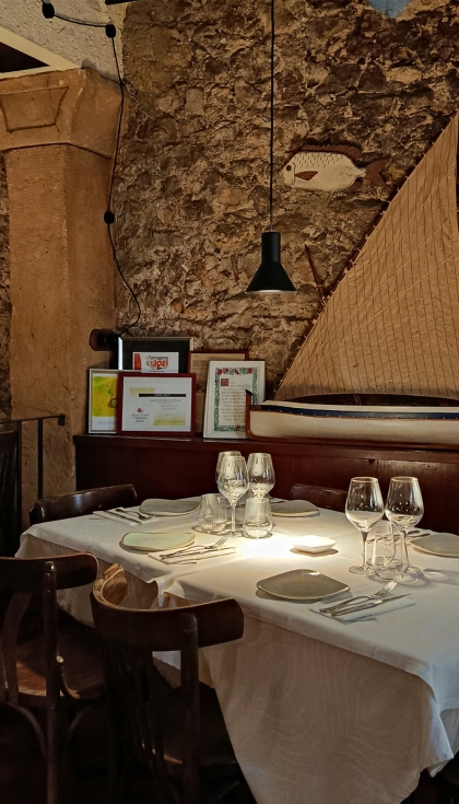 Las paredes de piedra junto con el sistema de iluminaci�n dise�ado por Merc� Rafecas hacen del restaurante El Llagut un sitio id�lico para disfrutar...