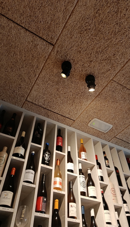 Detalle del techo fonoabsorbente y la iluminaci�n direccional de La Cava Wine Bar en Vilanova i la Geltr�, dise�ado por Dekoding Design...