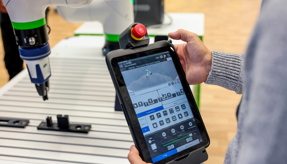 Un robot colaborativo controlado mediante una tablet en AMB 2024. Foto: Messe Stuttgart