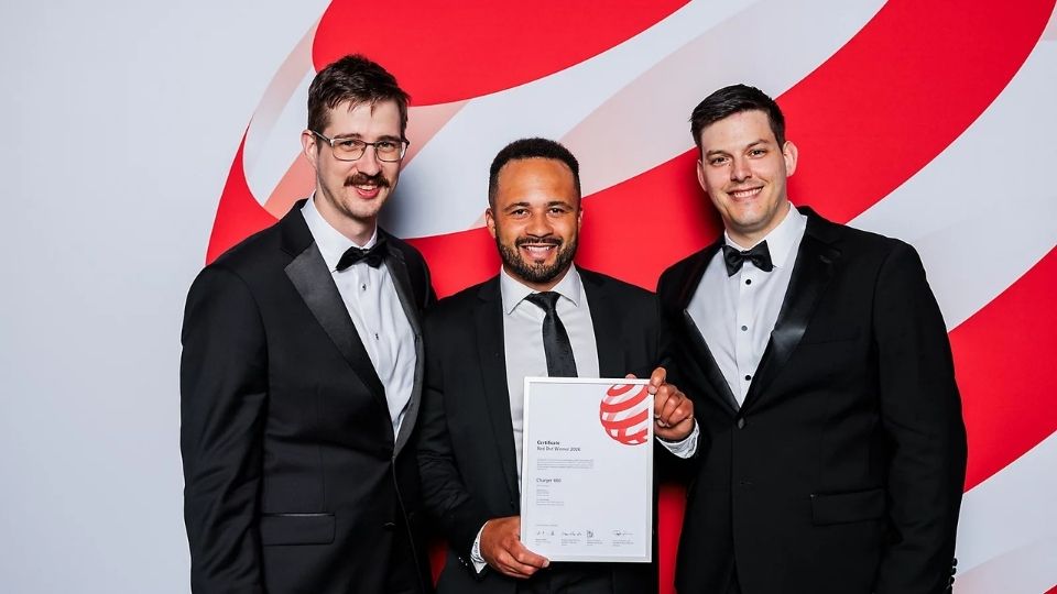 Representantes da Epiroc Electrification Solutions estiveram presentes na cerim�nia de entrega dos Red Dot Awards para receber a distin��o em nome da...