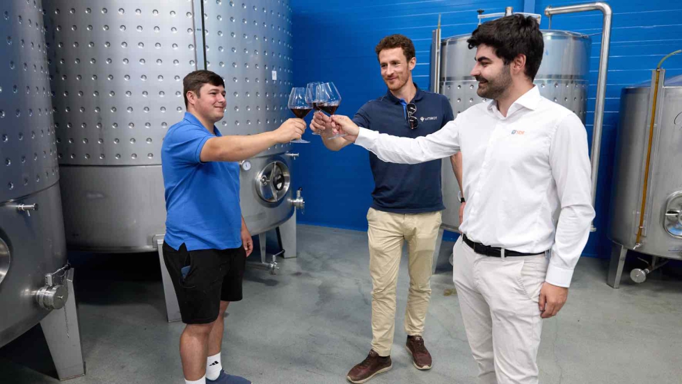 Javier Ruiz Jim�nez (viticultor), Pierre Claro (Vitibot) y Santiago Guzm�n (SDF) brindan por el �xito del Bakus L de Vitibot...
