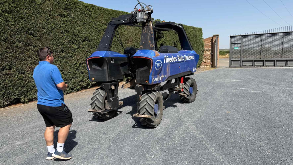 Javier dirige cada jornada el robot desde la bodega al campo