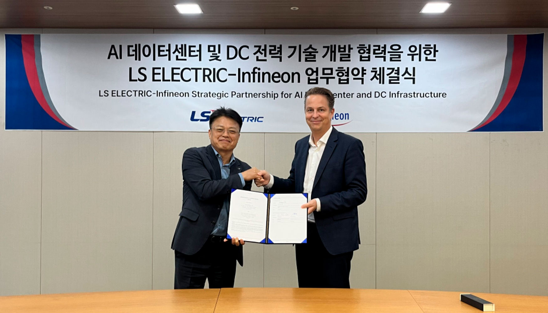 A la izquierda: Kil Young Ahn, vicepresidente y director de Producci�n e I+D+i de LS Electric; a la derecha...