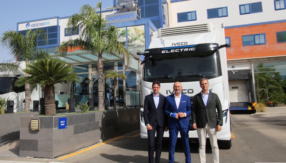 Roberto Anelli, director Business Line Heavy IVECO, Juan Jes�s Gerente Disfrimur y Santiago P�rez Silvsa...