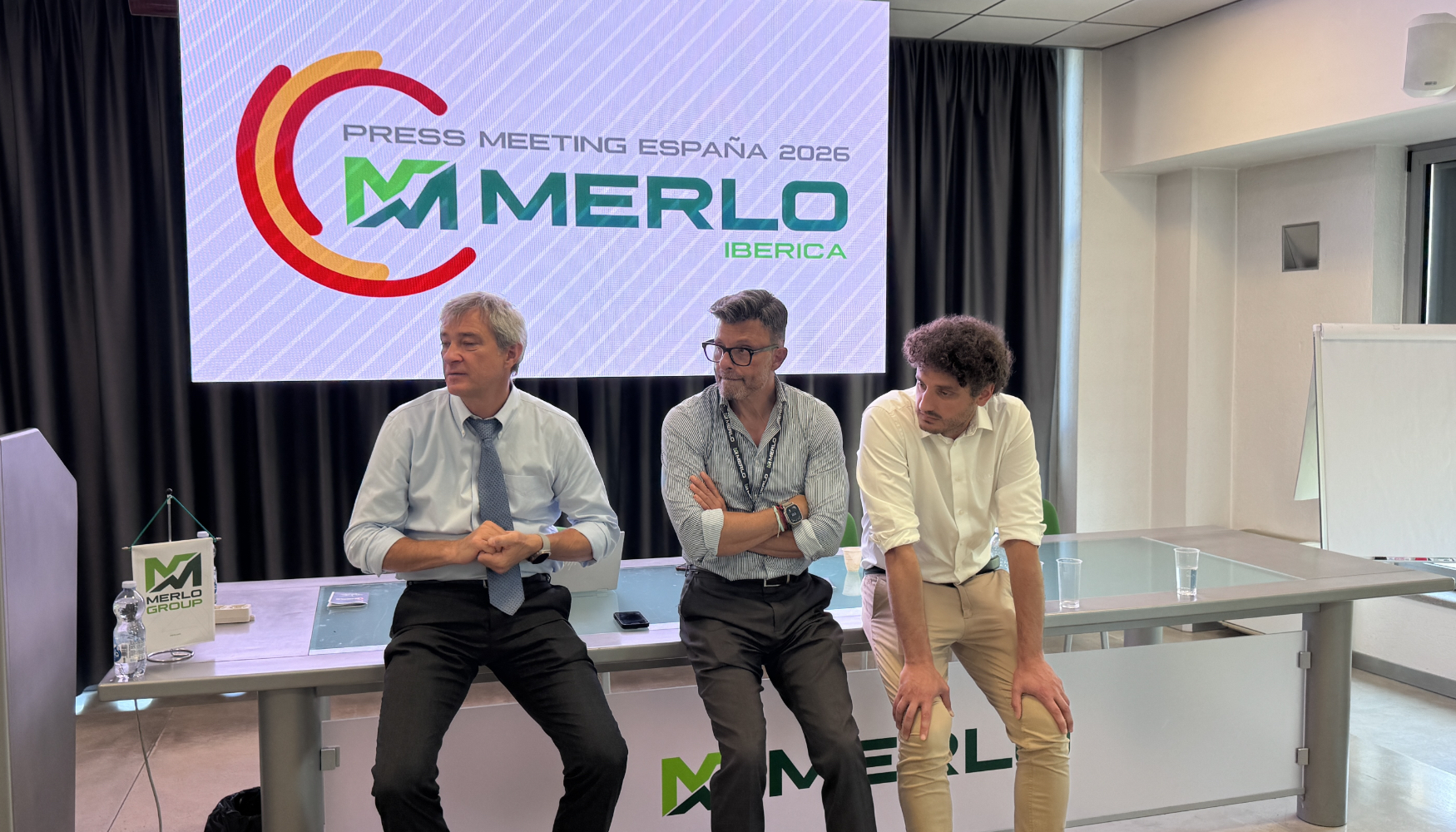 Paolo Merlo (con corbata), presidente y CEO de Merlo, durante su encuentro con la prensa espa�ola