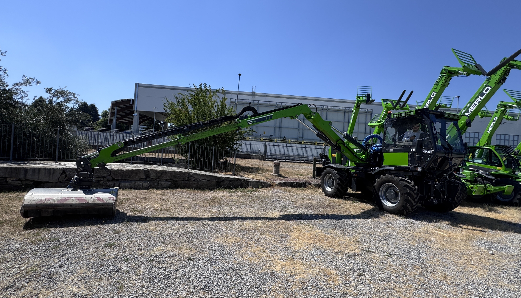 Tractor portaherramientas TreEmme con brazo telesc�pico desbrozador