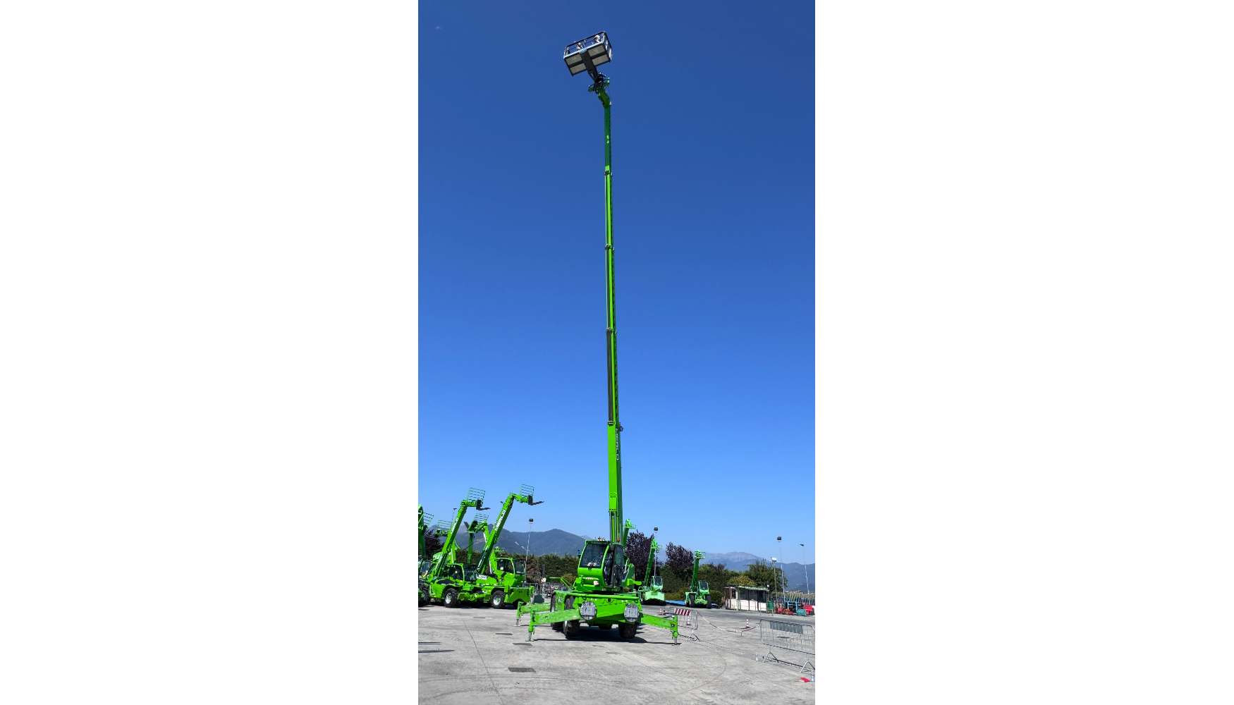 ROTO 50.30 equipado con cesta portapersonas, para una altura m�xima de trabajo de 30 m