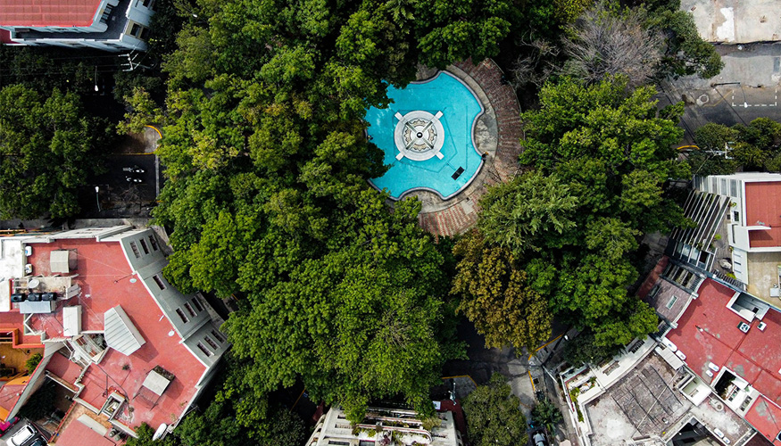 El verdadero reto de la resiliencia urbana radica en incorporar estos oasis de sombra...