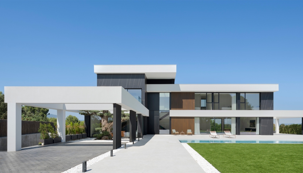 La vivienda se organiza a partir de una planta en forma de 'L' que articula espacios abiertos conectados con el jard�n y la piscina...