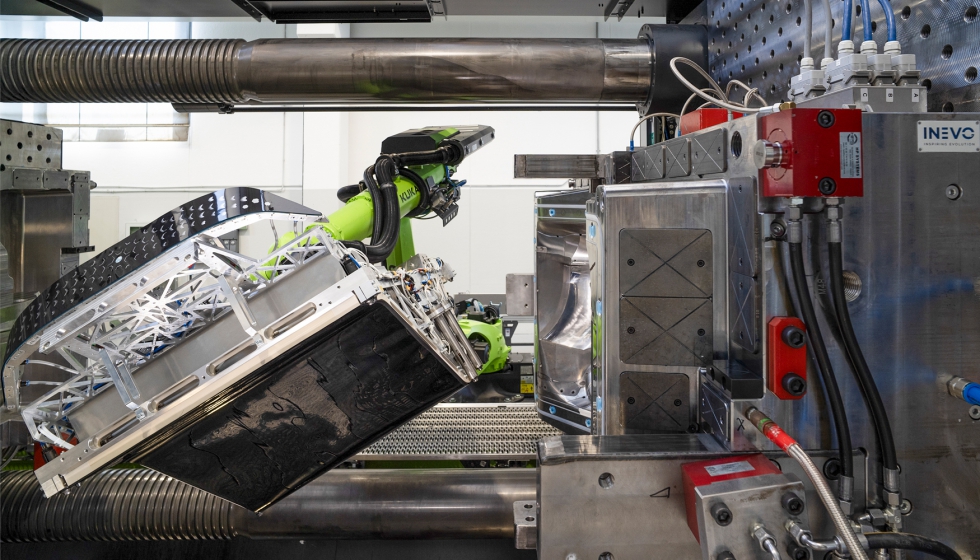 En la m�quina Engel duo 4000 combi M, un robot articulado Engel easix se encarga de toda la manipulaci�n de las piezas...