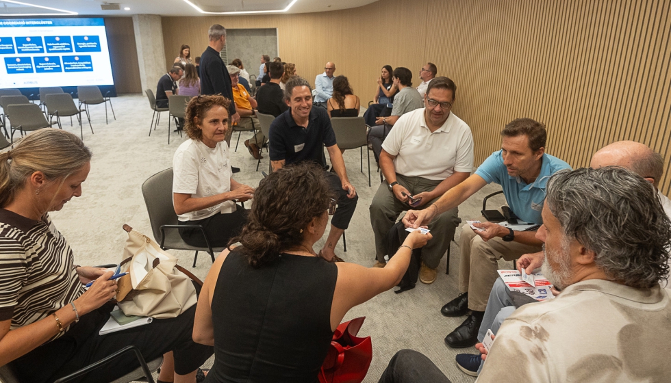 Con la din�mica Match & Connect, los asistentes se distribuyeron en mesas tem�ticas con el objetivo de identificar necesidades comunes...