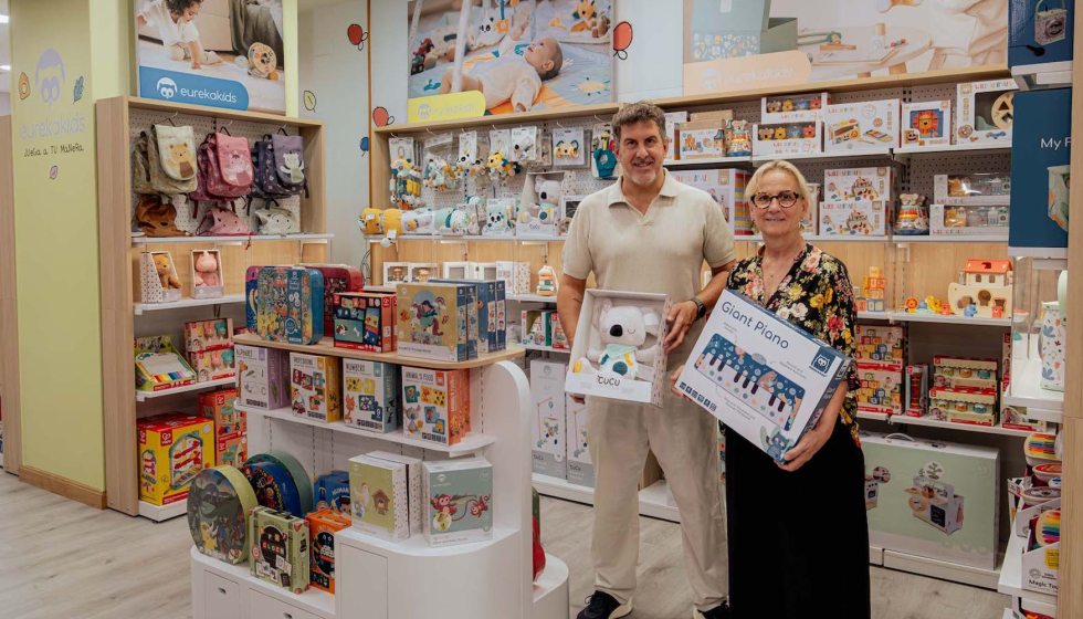 Eloy Rodrigo, responsable de Toy Planet Logro�o, y Judit Escud�, directora general de Eurekakids, en el nuevo espacio educativo de la tienda...