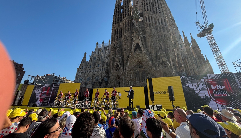 Presentaci�n de los equipos ante el Temple de la Sagrada Familia