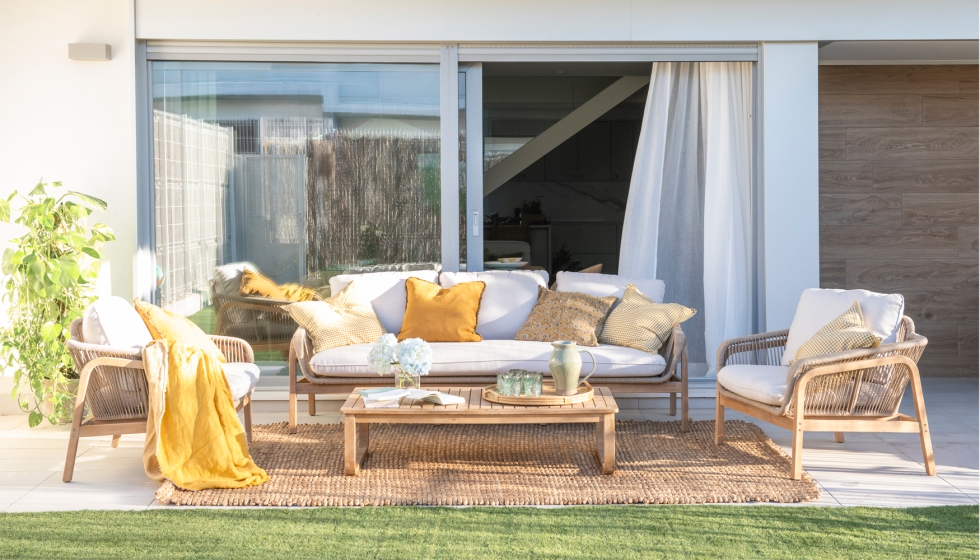 La terraza est� formada por un conjunto de sof� y butacas, con estructura de madera y cord�n trenzado...