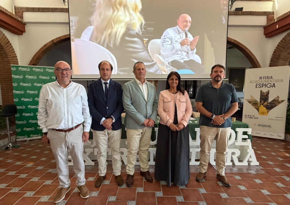 Joaqu�n Antonio Pino (segundo por la izquierda) particip� en la jornada sobre cambio clim�tico organizada por APAG Extremadura ASAJA...
