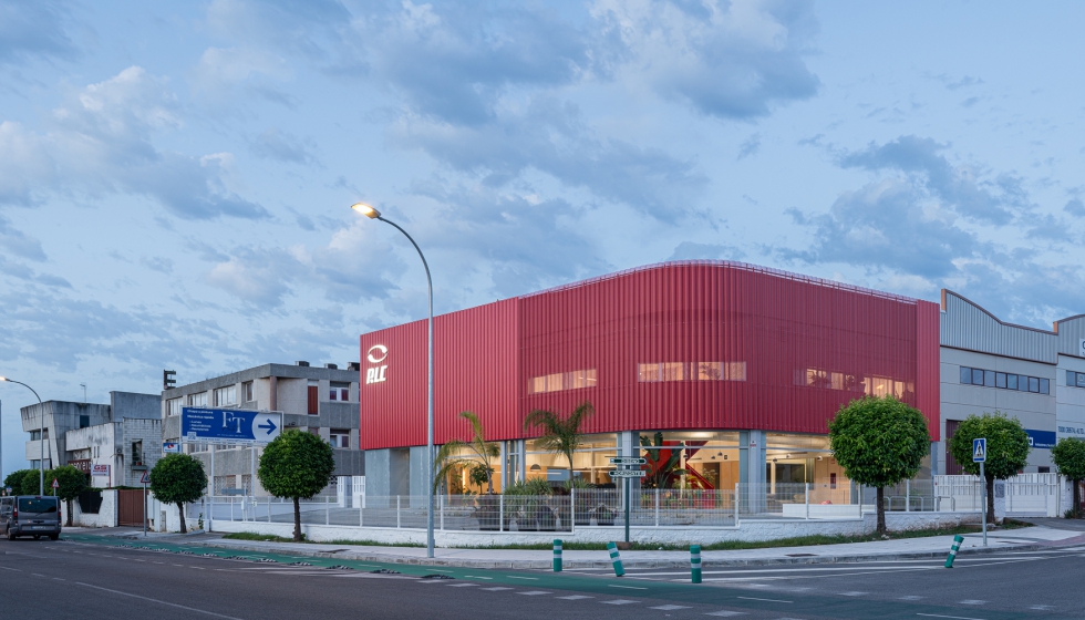 Edificio de RLC Transportes en Sevilla, obra de Reondo tras la transformaci�n de una antingua nave Industrial. Fotograf�a: Juanca Lagares...