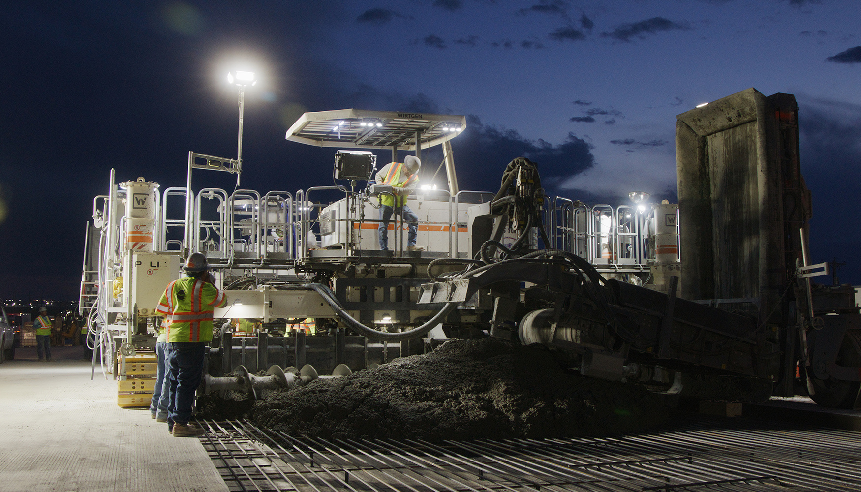 El WPS 102i de Wirtgen: el alimentador lateral de dos orugas coloca hormig�n en anchuras de entre 4 m y 12 m y con un espesor de 500 mm...